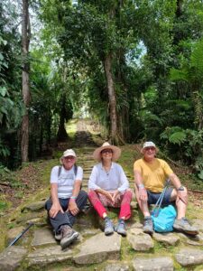 Viajero de 81 años y su yerno de 63 caminando en el trekking a Ciudad Perdida en la Sierra Nevada de Santa Marta